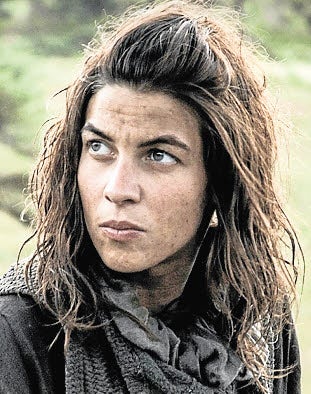 Imagen secundaria 2 - Natalia Tena en una imagen promocional y dando vida a Nymphadora, en la Saga Harry Potter; y a Osha, en Juegos de Tronos. 