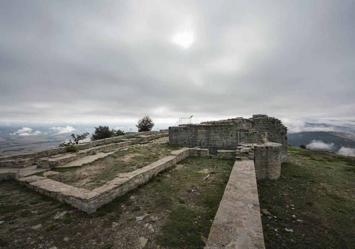 Imagen principal - Hallan una nueva vivienda y más de 2.000 restos arqueológicos en la última excavación de Irulegi