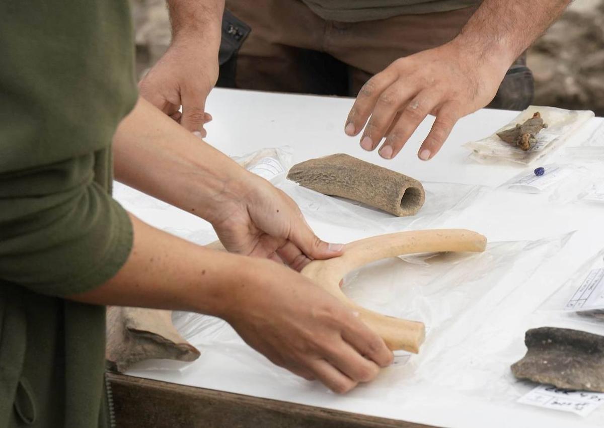 Imagen secundaria 1 - Hallan una nueva vivienda y más de 2.000 restos arqueológicos en la última excavación de Irulegi