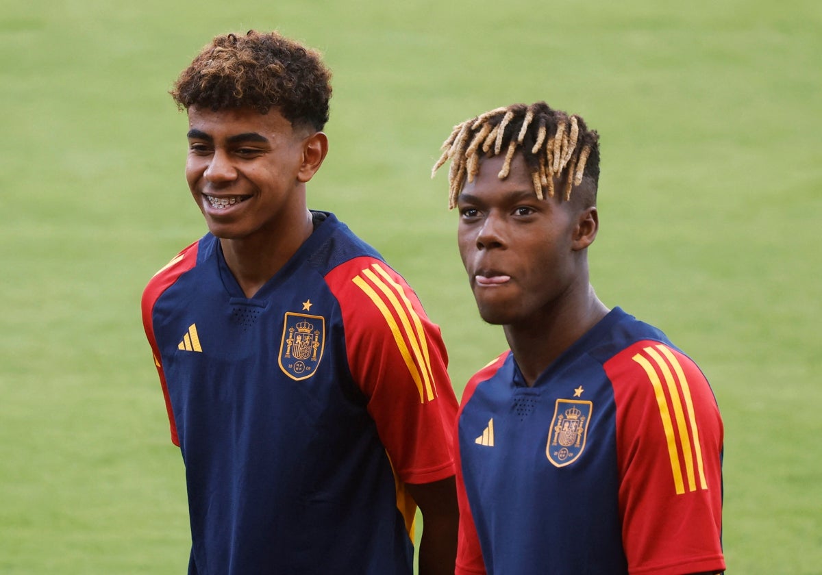 Nico Williams con Lamine Yamal, jugador del Barça, equipo que también quiere al futbolista del Athletic.