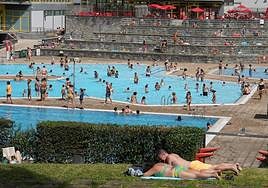 Piscinas municipal de Txurdinaga en un día de altas temperatura