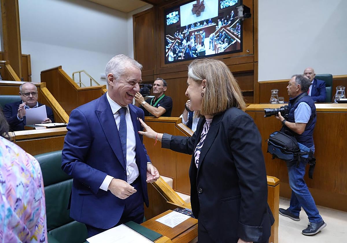 Iñigo Urkullu saluda a la nueva portavoz de EH Bildu, Nerea Kortajarena.