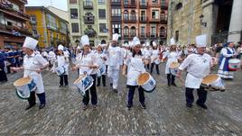 La tamborra desfiló ayer por la tarde por las principales calles de la localidad con aires renovados.