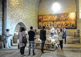 El consejo de diputados en la capilla de la Virgen del Cabello, donde está enterrados el canciller Ayala y su esposa.