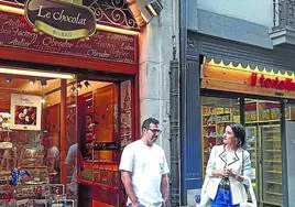Aitor, delante de su establecimiento Le Chocolat, junto a la guía Diana Irazabal.