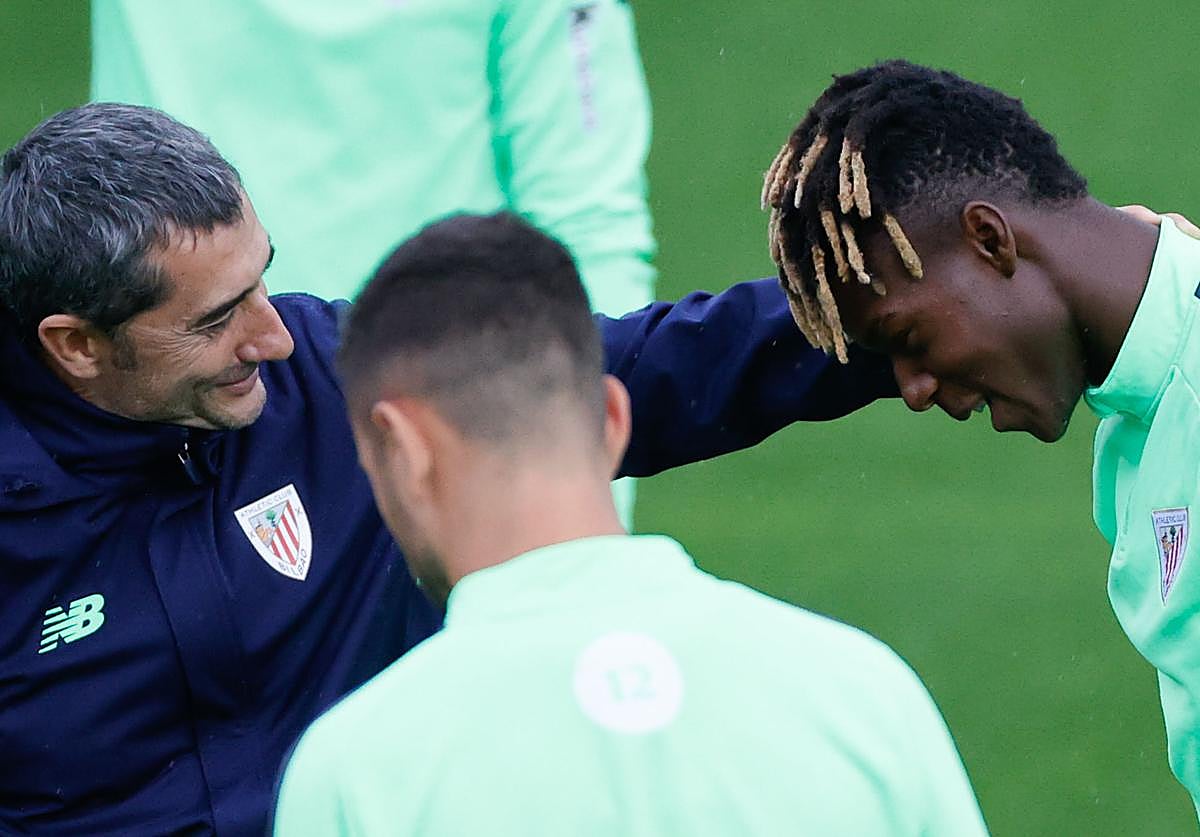 Valverde saluda a Nico en un entrenamiento.