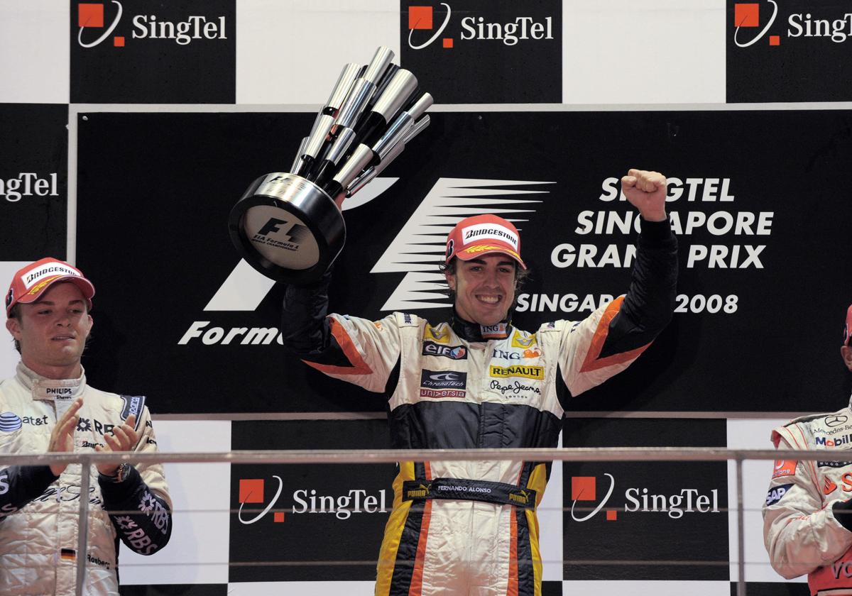 Fernando Alonso celebra en el podio su triunfo en el Gran Premio de Singapur de 2008.