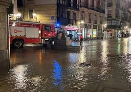 Los Bomberos se multiplicaron en la tormenta de ayer: 40 salidas por balsas de agua, árboles caídos y el rescate de una familia