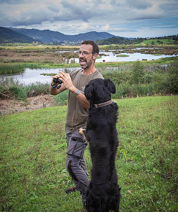 Imagen secundaria 2 - Belén con la peluquera, Margari Basterretxea. Jon e Ignacio charlan con la farmacéutica, Marta Uribe. El perro del vecino interrumpe a Ander en la observación de aves.