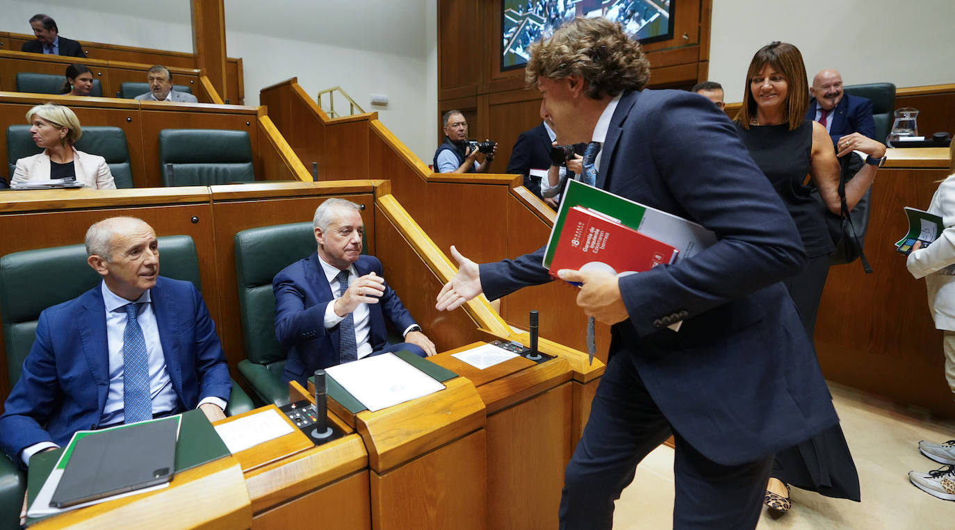 Eneko Andueza saluda al lehendakari Urkullu en el debate del jueves pasado.