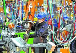 Un operario trabaja en una fábrica china de vehículos en la ciudad de Chongqing.