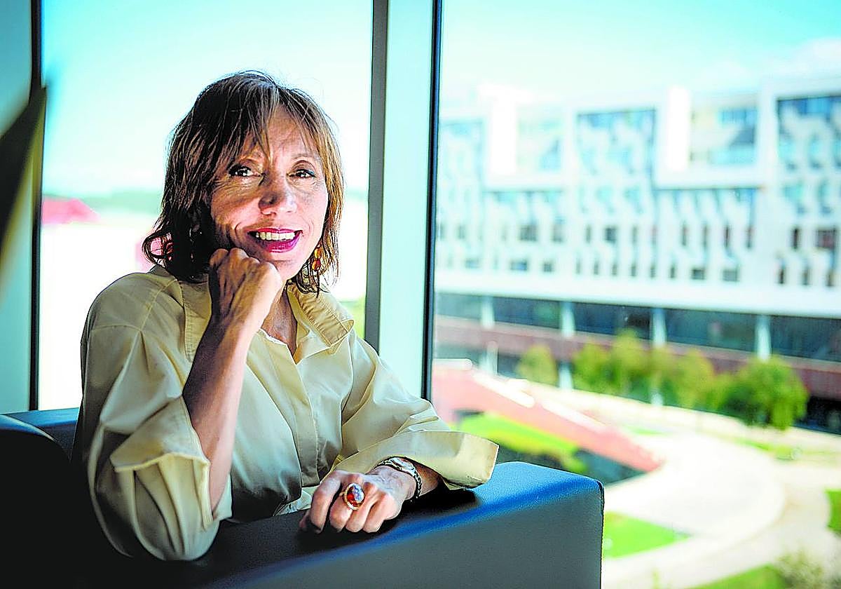 La rectora de la UPV, Eva Ferreira, posa en los ventanales de su despacho en el campus de Bizkaia antes de realizar la entrevista el pasado jueves.