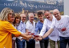 Las diversas autoridades brindan con el primer mosto de las uvas de Rioja Alavesa en Navaridas.