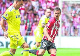 Ruiz de Galarreta, que jugó un partidazo, marca al argentino Escalante.