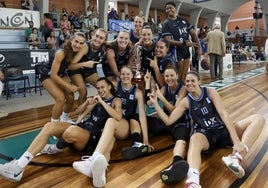 Las jugadoras del IDK Gipuzkoa con el trofeo tras imponerse al Lointek Gernika