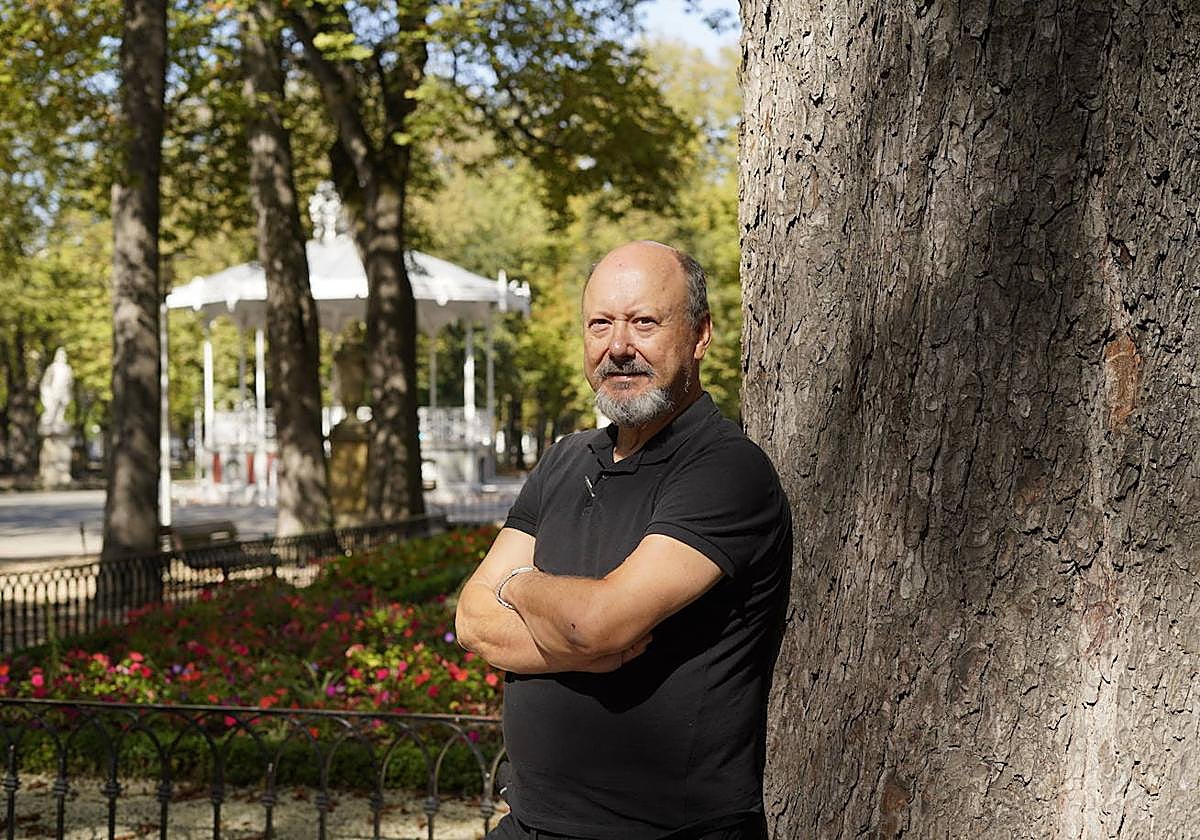 El escitor y ex síndico de Vitoria, Javier Otaola, que presenta la tercera novela de la ertzaina Felicidad Olaizola.