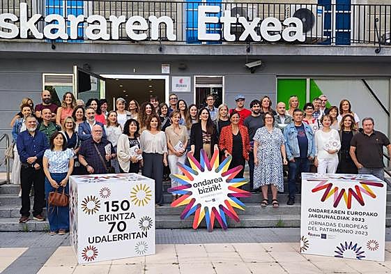 Leixuri Arrizabalaga acompañada de representantes de más de un centenar de entidades.