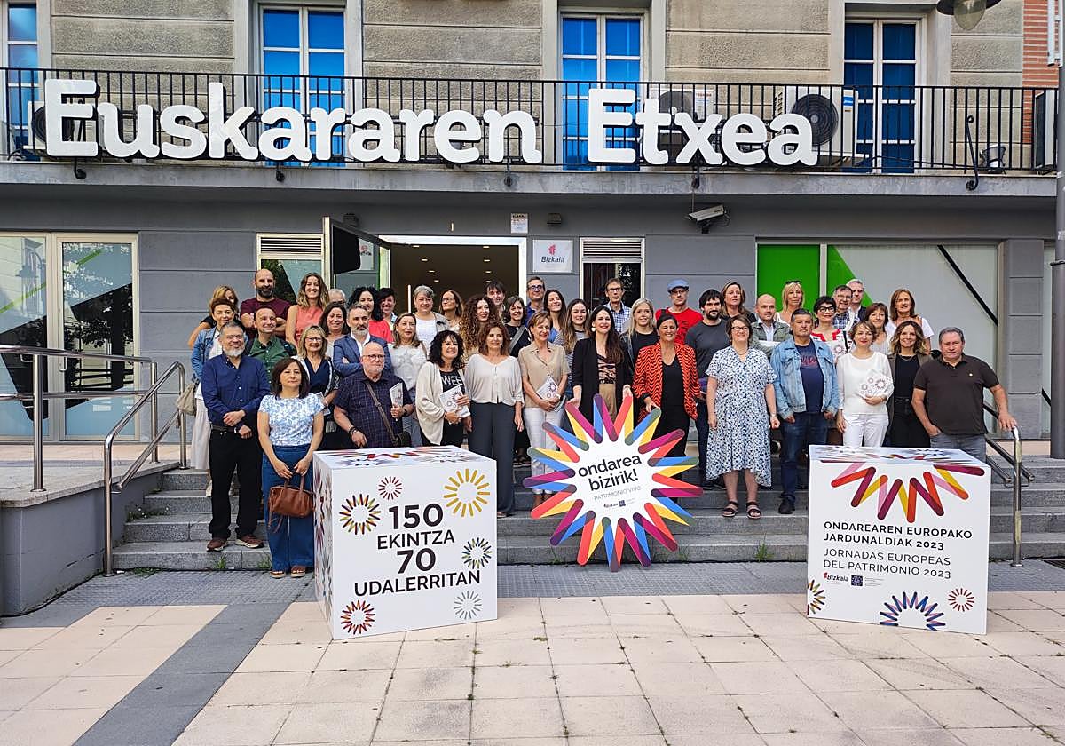 Leixuri Arrizabalaga acompañada de representantes de más de un centenar de entidades.