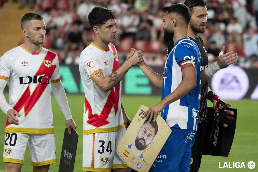 Las cartas del Alavés con la bandera española.