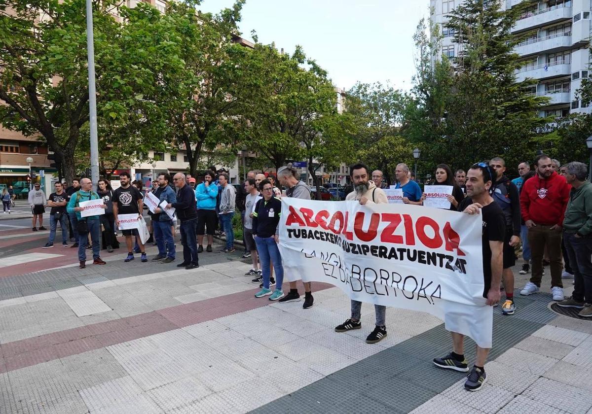 Trabajadores de Tubacex apoyan a sus compañeros en el exterior del Palacio de Justicia de Vitoria.