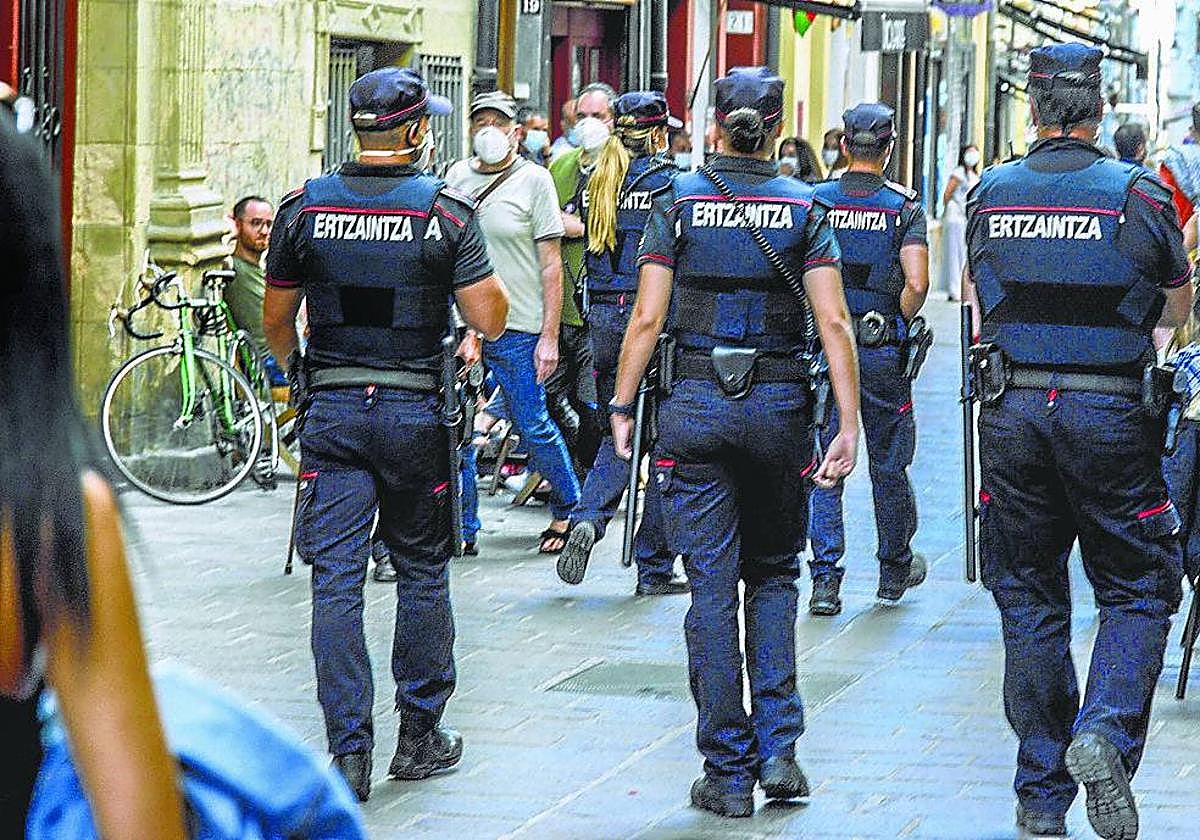 Ertzainas patrullan a pie por el centro de Vitoria.