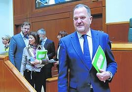El actual presidente del PP en Euskadi, Carlos Iturgaiz, a su llegada a un pleno en el Parlamento vasco.