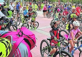 Aunque el carril bici provisional de Ronda no ha funcionado, la cita para la marcha popular en bici tuvo una gran afluencia.