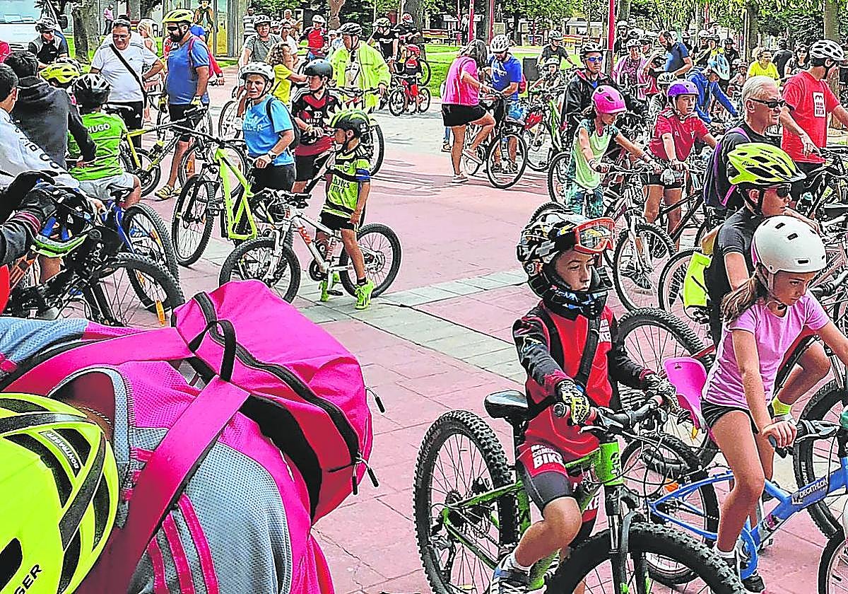 Aunque el carril bici provisional de Ronda no ha funcionado, la cita para la marcha popular en bici tuvo una gran afluencia.