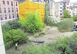 La zona en la que se ubicará la plaza porticada luce ahora una imagen de degradación.