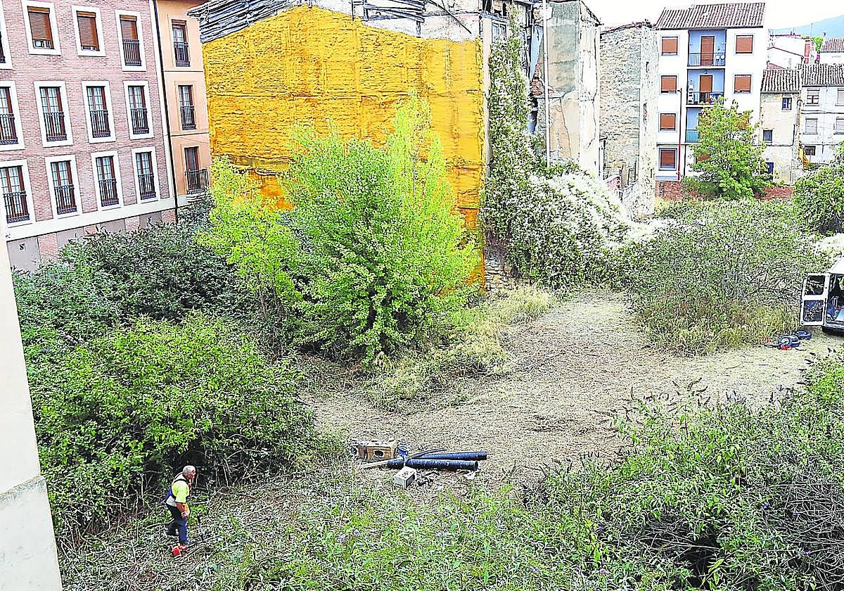 La zona en la que se ubicará la plaza porticada luce ahora una imagen de degradación.