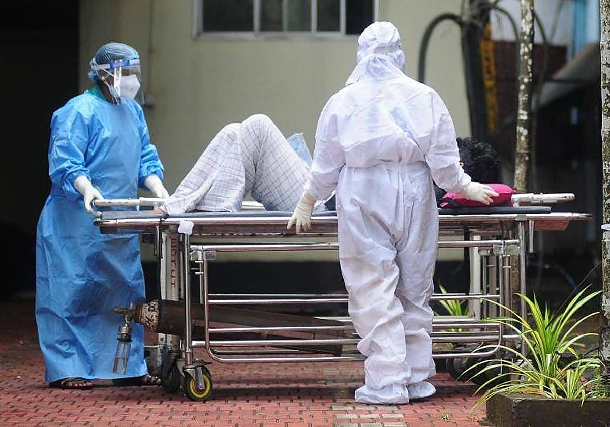 Sanitarias atienden a un afectado por el virus en Kerala