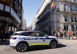 Un coche de la Policía Local patrulla por el centro de Vitoria.