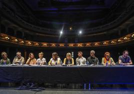 Representantes de las compañías vascas, en una imagen que remite a un cuadro renacentista, en el Teatro Principal.