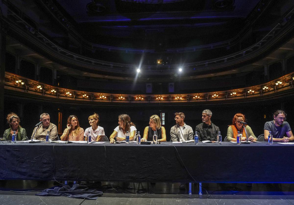 Representantes de las compañías vascas, en una imagen que remite a un cuadro renacentista, en el Teatro Principal.