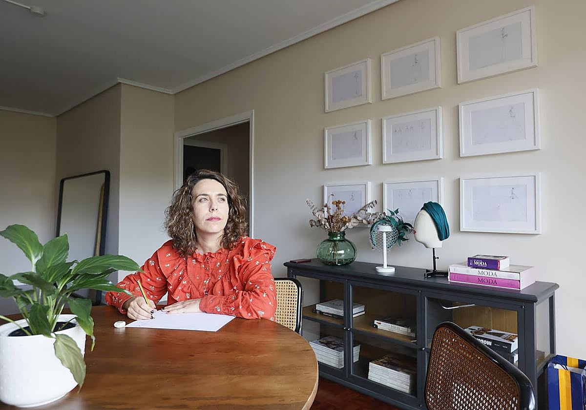 Maite Quintana de Paz, lápiz en mano para realizar uno de sus bocetos.