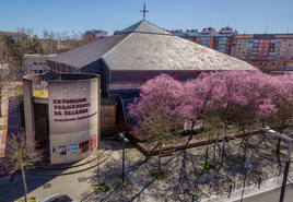 La parroquia de San Francisco de Asís, de Peña Ganchegui, requerirá de importantes trabajos de remodelación.