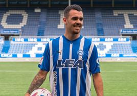 Álex Sola, durante su presentación con el Alavés.