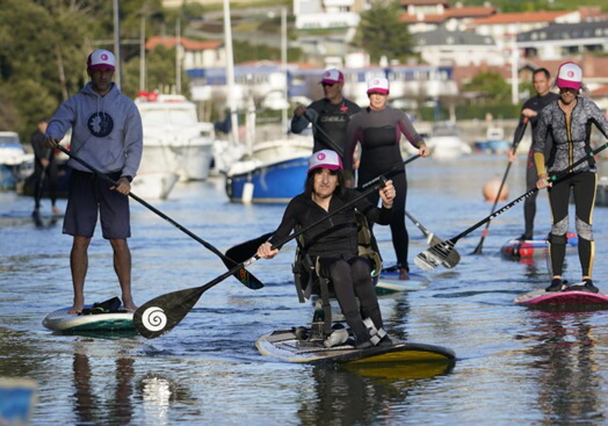 La plentziarra Gurutze Saez de Cerain, que padece el síndrome de Arnold Chiari, una enfermedad neurológica rara, practicando paddle surf adaptado.