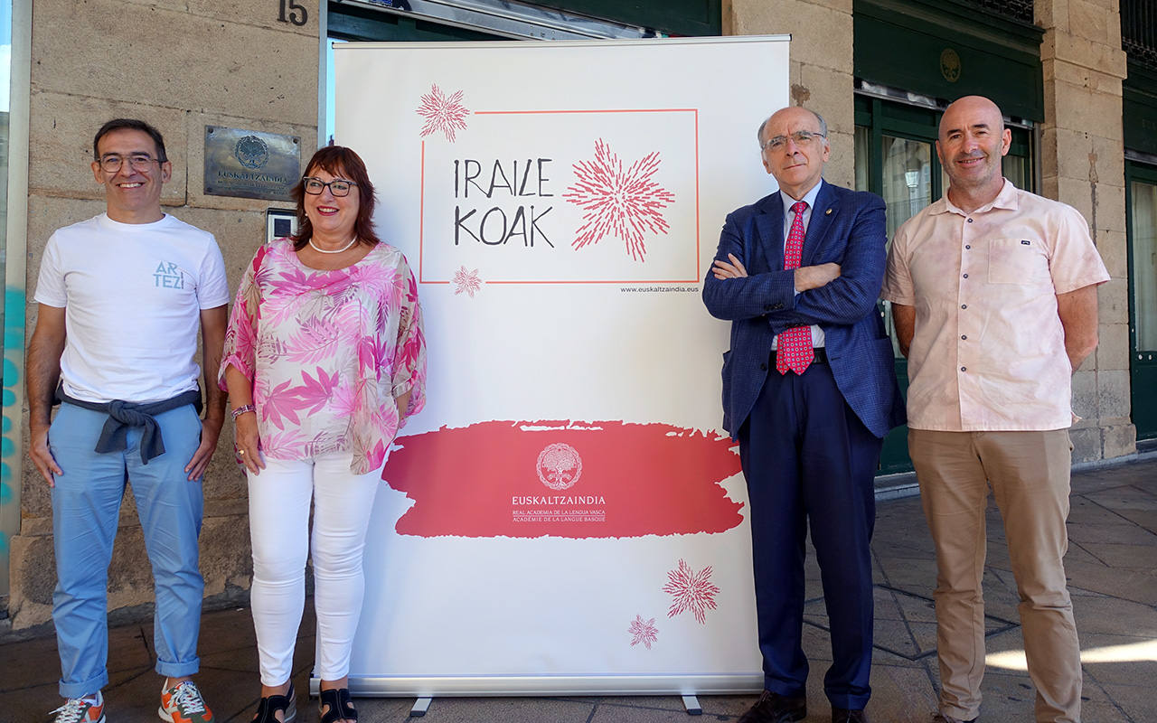 Antton De La Lama Sagardia Lekeitioko Kultura zinegotzia, Miren Agur Meabe idazlea, Andres Urrutia euskaltzainburua eta Ander Aldazabal Etxeberria alkatea, Irailekoak egitasmoaren aurkezpenean.