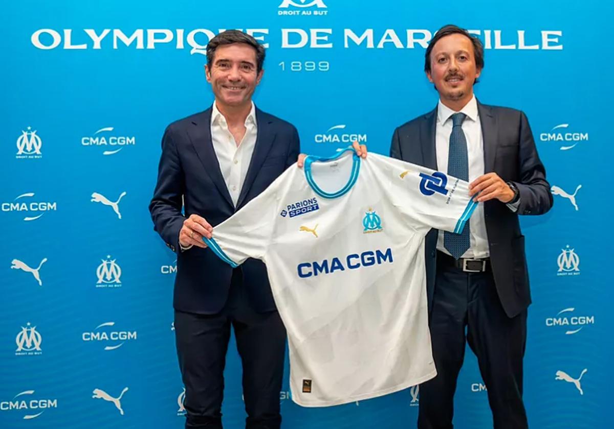 Marcelino y Pablo Longoria posan con la camiseta del Marsella.