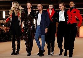 Olivier Rousteing posa con las modelos de un desfile en la Semana de la moda de París de 2020.
