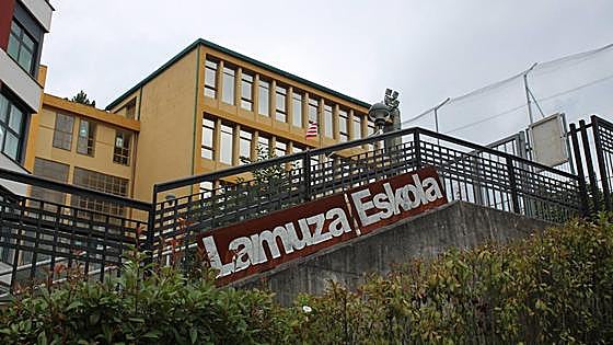 Familias del colegio Lamuza de Llodio aseguran que «la comida no se puede comer»