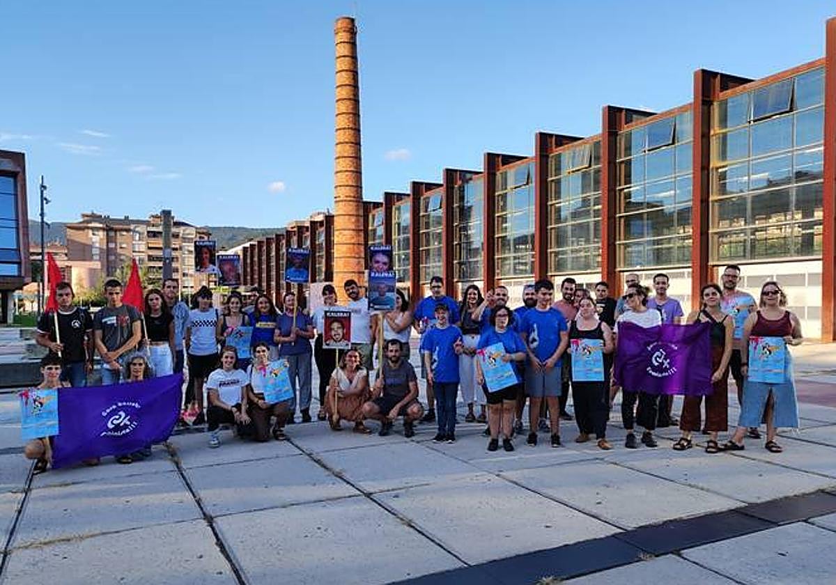 Miebros de la Comisión de Txosnas de Durango presenta este año un «potente» programa de conciertos y actividades