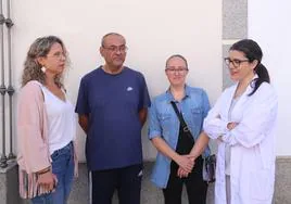 Padres de menores afectadas por el trucaje de fotografías posan ayer en Almendralejo para este periódico.