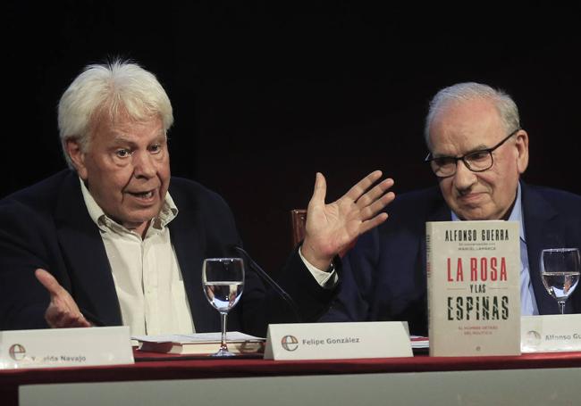 Felipe y Alfonso, en la presentación del libro de este último.