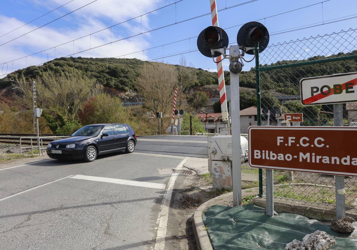 El paso a nivel de Pobes es un obstáculo para la circulación peatonal y de coches.