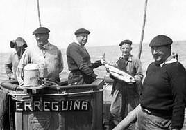Pescadores donostiarras cogiendo bonitos en alta mar.