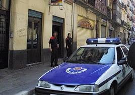 Agentes de la Ertzaintza en el barrio de San Francisco