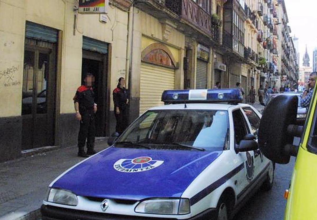 Agentes de la Ertzaintza en el barrio de San Francisco