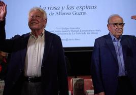 Imagen de González y Guerra en su acto en el Ateneo de Madrid.